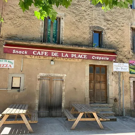Cafe De La Place & D'hotes 